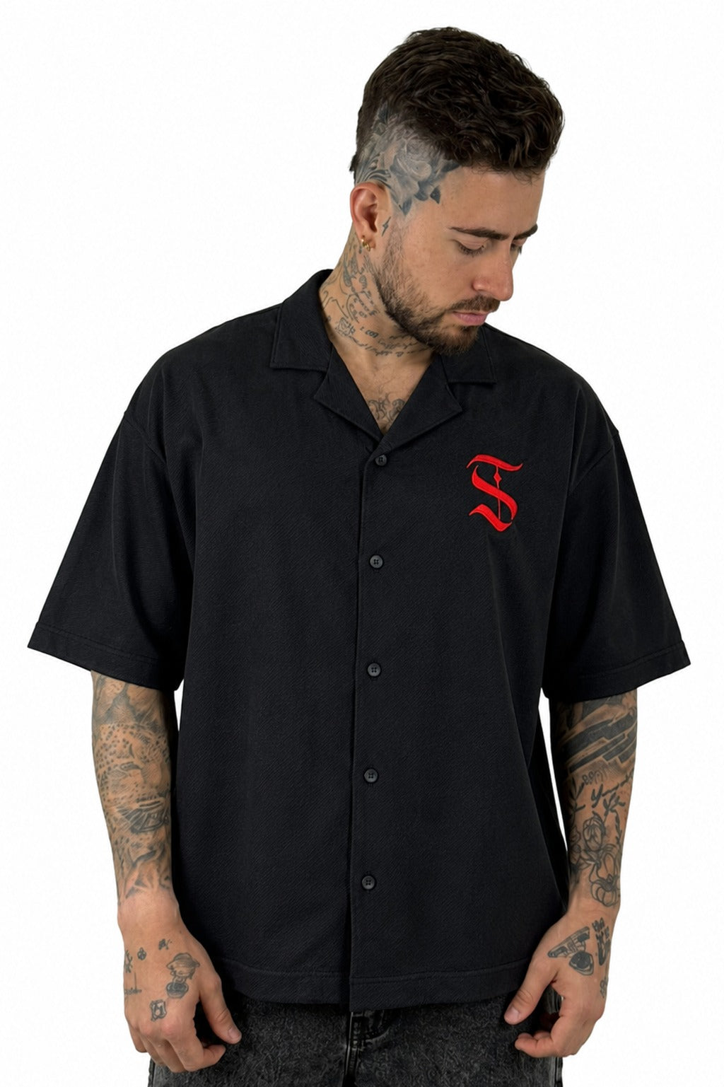 Camisa Negra Boxy S rojo Cuello Clasico