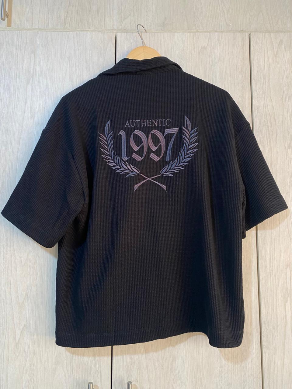 Camisa Negra Boxy Fit Authentic 1997