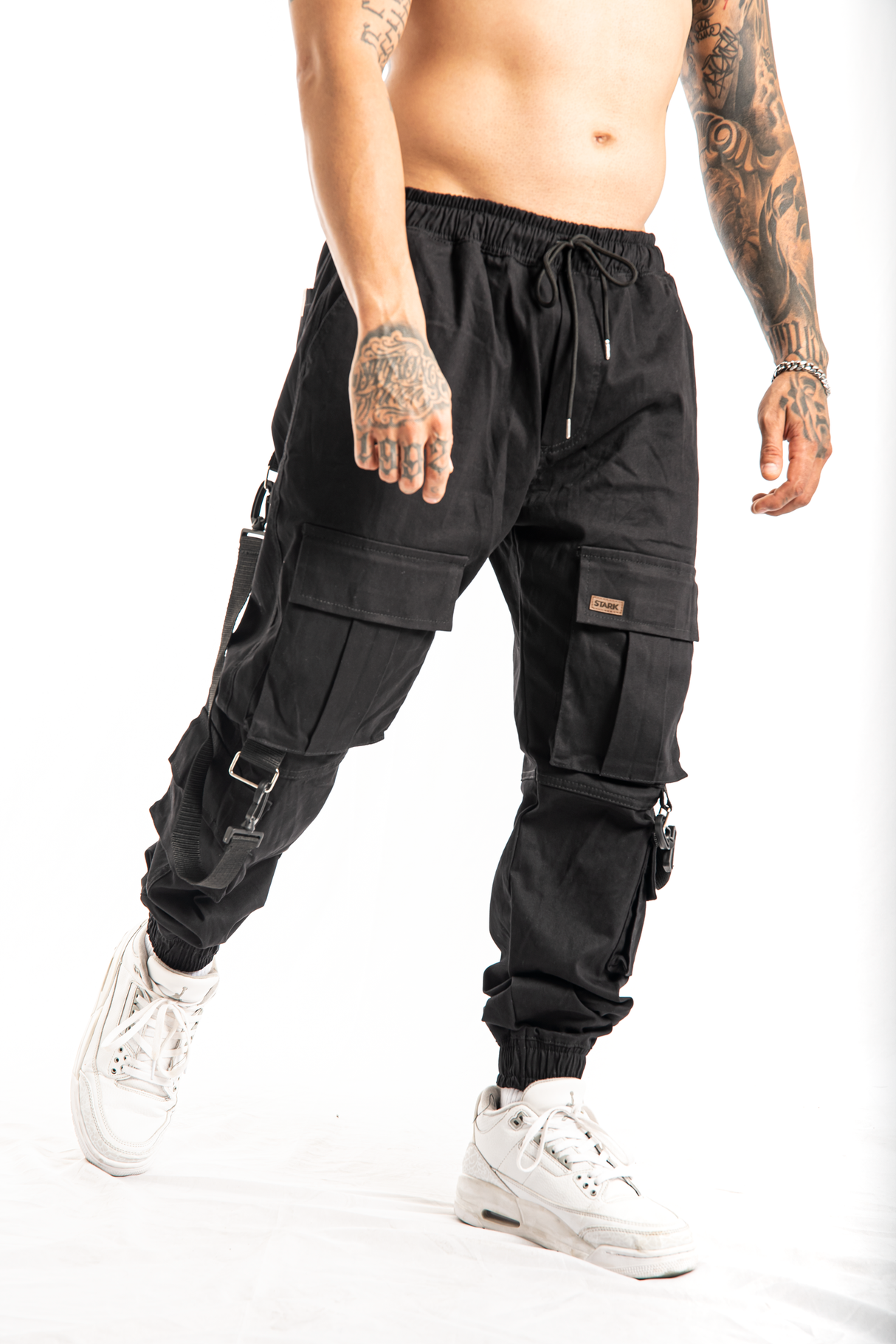 Jogger Negro 4 Bolsillos Tiras