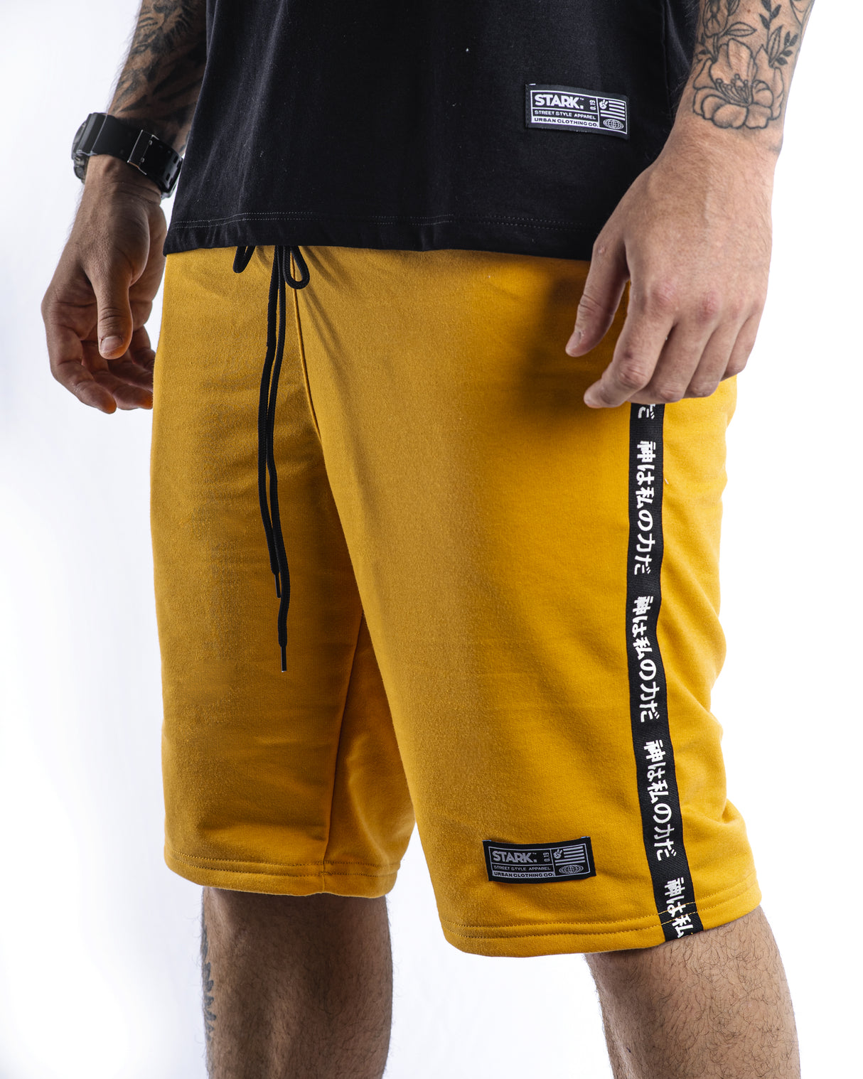 Pantaloneta mostaza letra china - Stark Brand