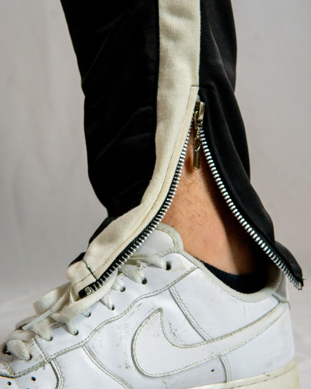 Jogger Negro cortes StK - Stark Brand