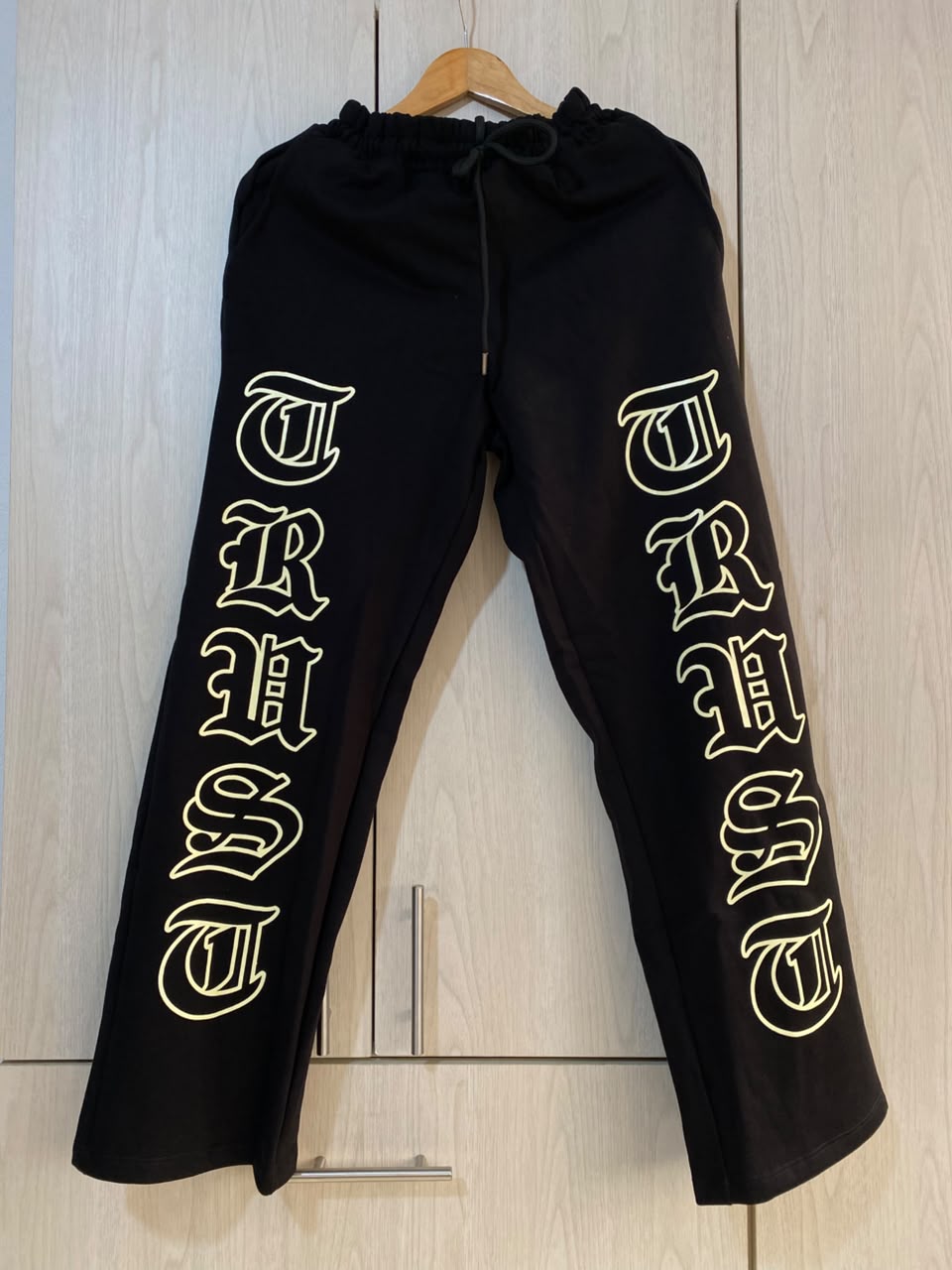 Sudadera Negra Trust