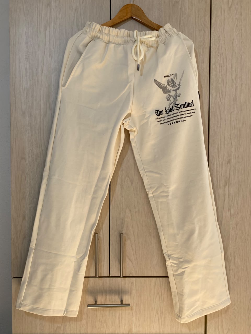 Sudadera Crema The Last Sentinel