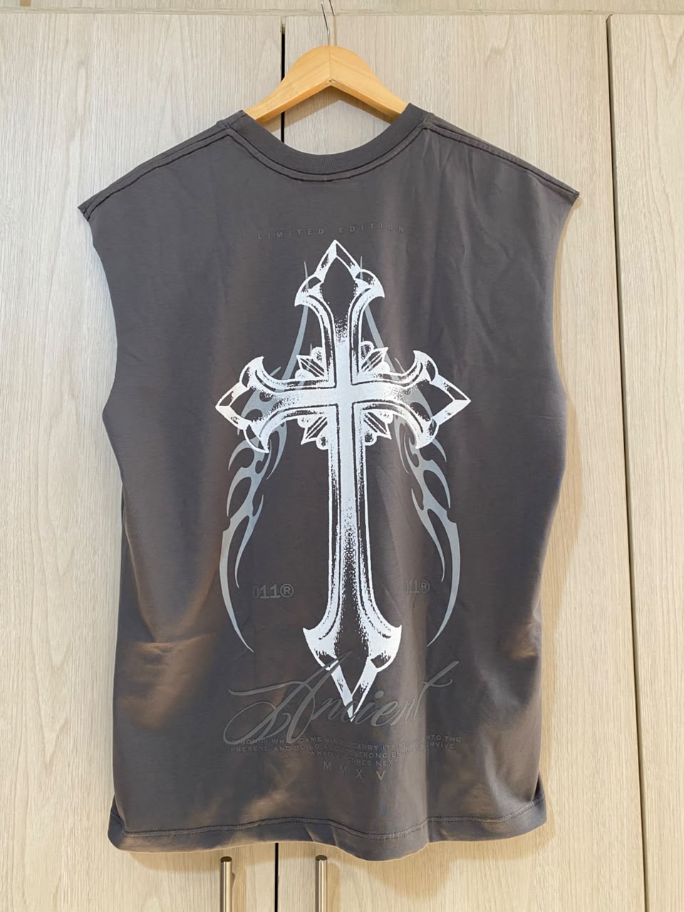 Camisilla Gris Oscuro Cruz Ancient Alto Gramaje