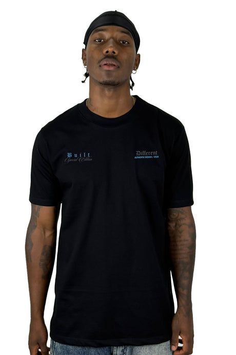 Camiseta Negra Built Different Alto Gramaje