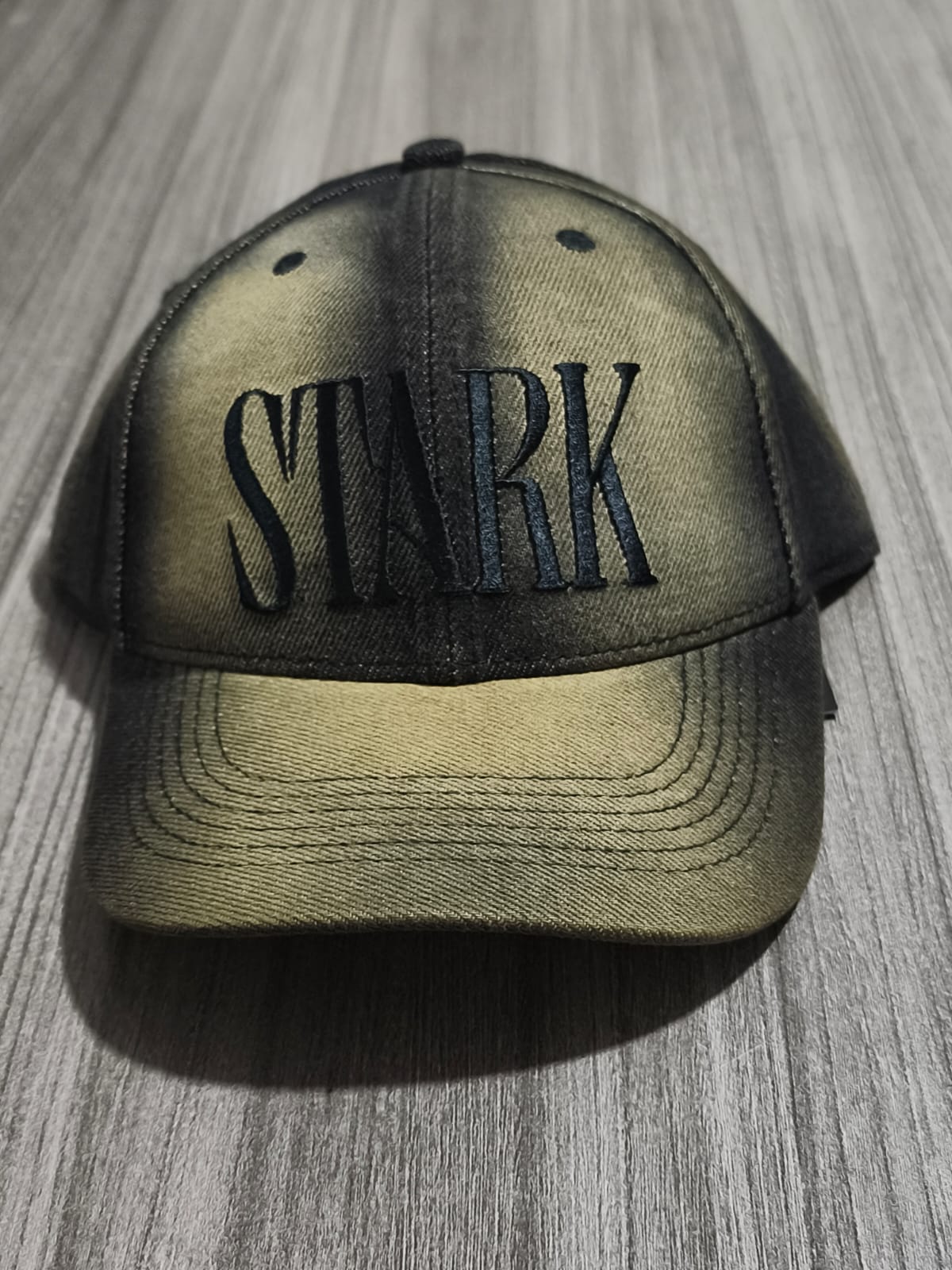 Gorra stark difuminado dorado
